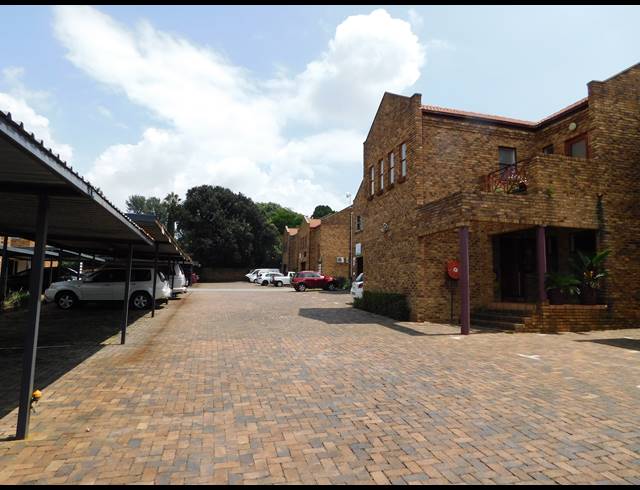 240M² OFFICE FOR SALE IN WELTEVREDEN PARK